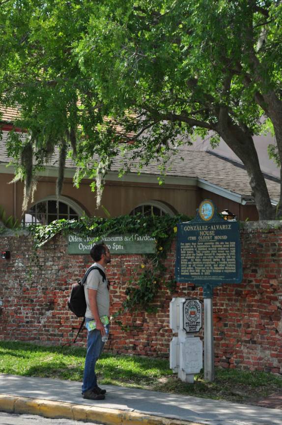 Lendo placa informativa da mais antiga casa do país, em St Augustine, na Flórida - EUA
